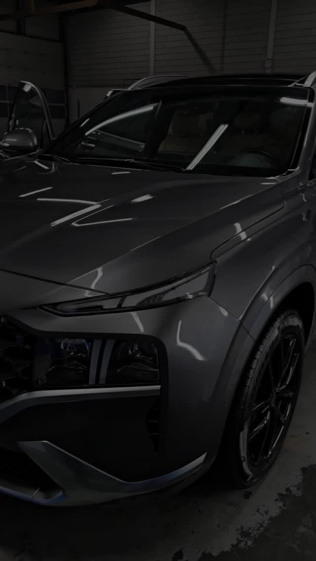 Glanzende SUV na een detailbeurt bij Blink&Go